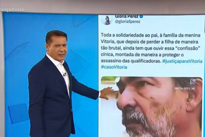Willian Leite lendo um comentário de Gloria Perez no telão do Balanço Geral