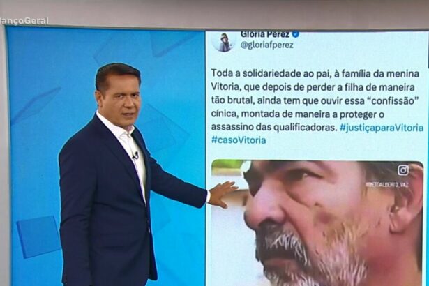 Willian Leite lendo um comentário de Gloria Perez no telão do Balanço Geral