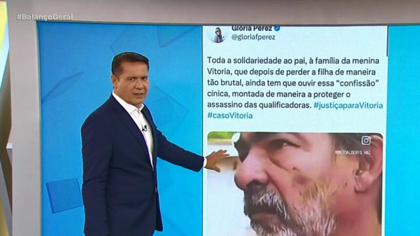 Willian Leite lendo um comentário de Gloria Perez no telão do Balanço Geral