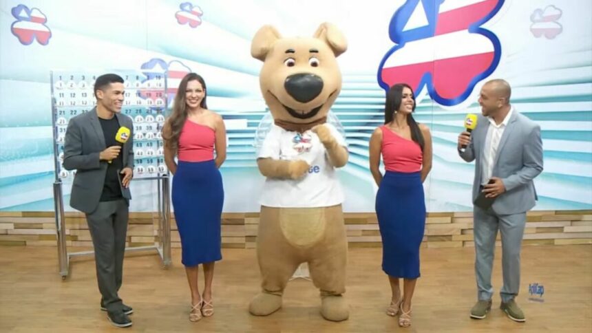 Mascote do Bahia dá Sorte entre os apresentadores na abertura do sorteio deste domingo, 23/03/2025