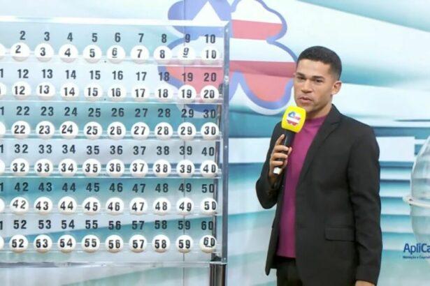 Apresentador ao lado do painel com as bolas do sorteio do Bahia da Sorte do dia 30 de março