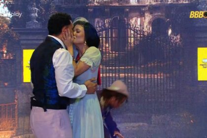 Vinicius e Vitória Strada, caracterizados com roupa de época, dão beijo na boca no palco da Festa do Líder do BBB 25