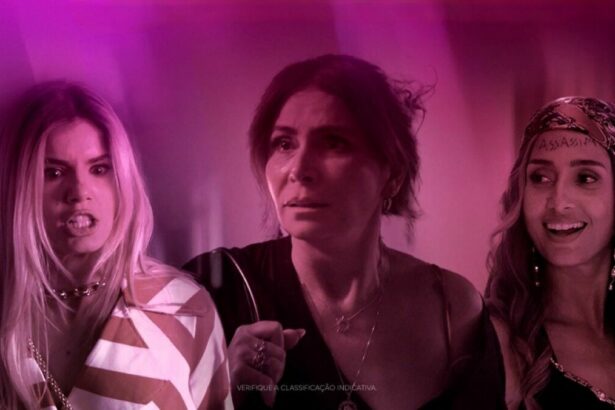 Sofia rangendo os dentes, Elvira chorando e Lola feliz com a testa marcada com o nome Assassina em cena do último capítulo de Beleza Fatal