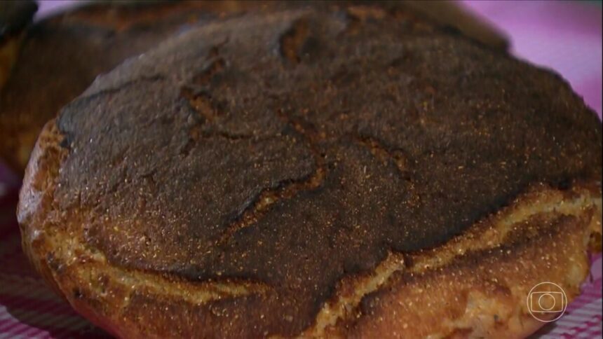 Globo rural: aprenda a fazer brote pomerano, pão tradicional do espírito santo 1 Pão brote pomerano assado em cima da mesa na reportagem do globo rural