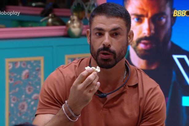 Cauã Reymond comendo pipoca na sala do BBB 25