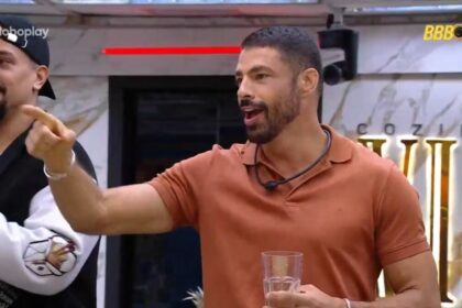 Cauã Reymond sorrindo na cozinha do VIP do BBB 25