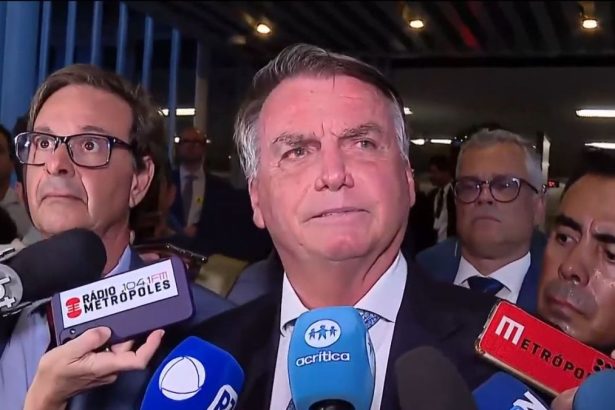 Jair Bolsonaro em frente aos microfones de emissoras de TV, inclusive a CNN Brasil, que flagrou a marcha fúnebre
