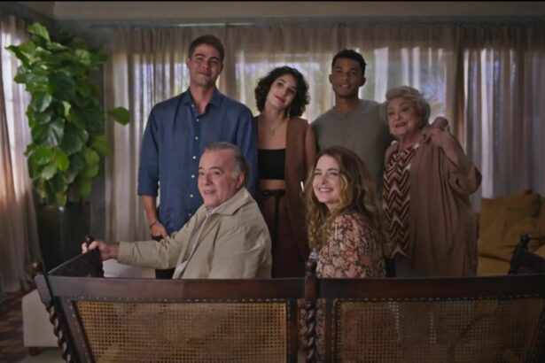 Tony Ramos, Cláudia Abreu e outros atores em uma sala, cenário de Dona de Mim, olhando para a protagonista da novela da sete Dona de Mim. todos estão sorrindo