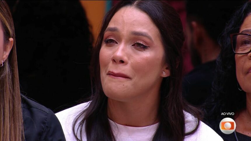 Eva com lágrimas escorrendo no rosto ao ser eliminada no BBB 25