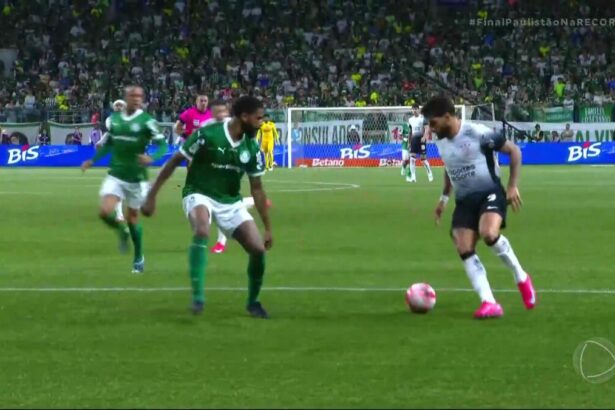 Momento em que Yuri Alberto dribla jogador do Palmeiras e faz o gol do Corinthians na final do Paulistão com transmissão da RECORD