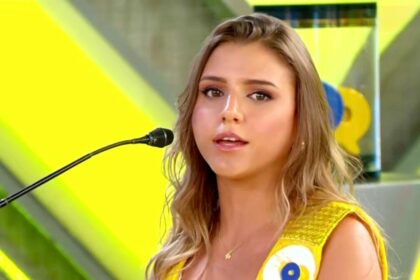 Atriz Giulia Nassa fala da novela A Caverna Encantada no microfone do Passa ou Repassa no Domingo Legal