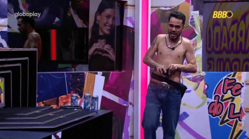 Sem camisa, João Pedro acha última chave e comemora na frente dos baús do barrado da festa da líder Vitória Strada no BBB 25