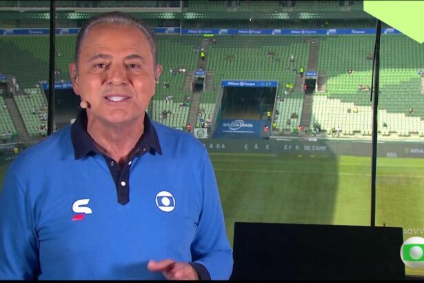 Luís Roberto com o fardamento da TV Globo no estádio da transmissão do Brasileirão 2025