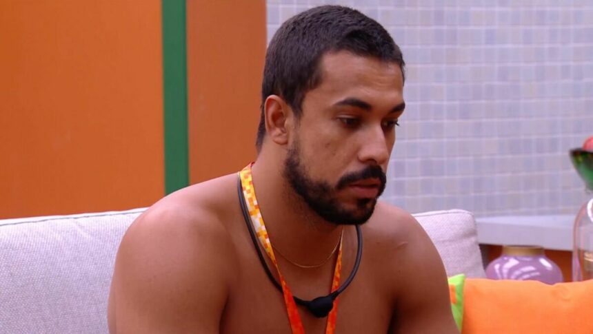 Maike olha para o chão do quarto do líder do BBB 25