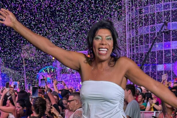 Marcia Fu com os braços abertos em show