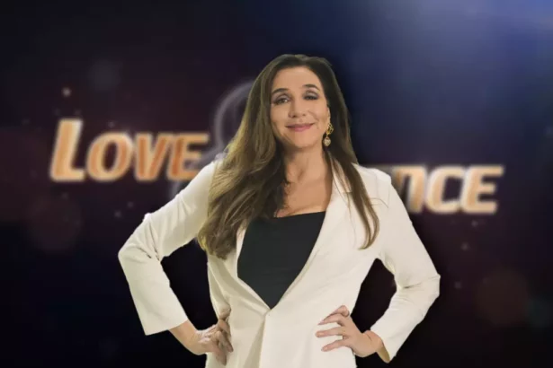 Marisa Orth em frente ao logo do Love & Dance da RECORD