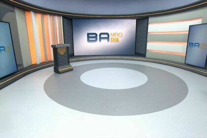 Cenário do bahia meio dia com um telão gigante ao fundo e um piso circular com cores brancas e cinzas na tv bahia/globo