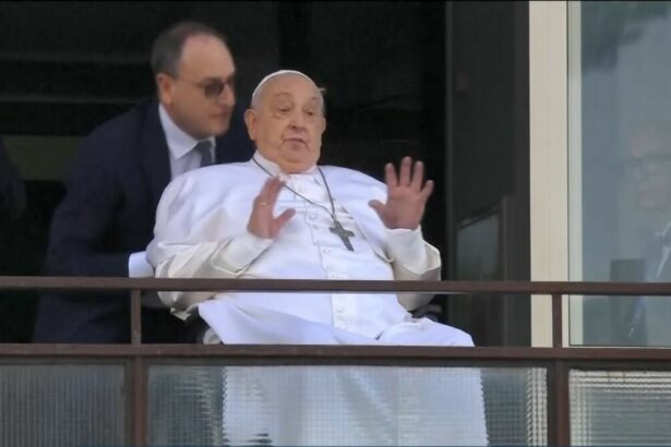 Papa Francisco na janela do hospital onde estava internado acenando para a multidão