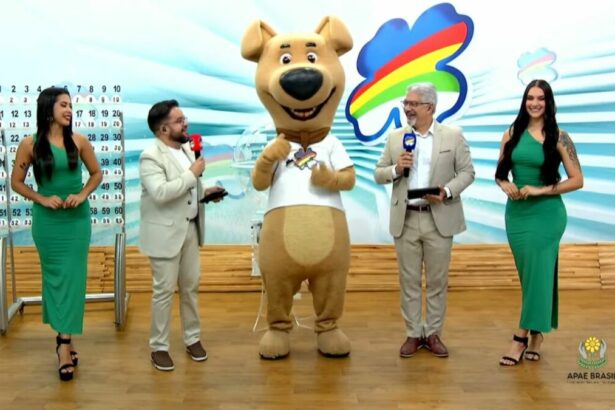 Mascote do Pernambuco da Sorte entre os apresentadores na abertura do sorteio deste domingo, 09/03/2025