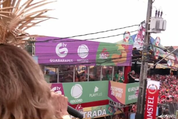 Fachada do cenário da TV Guararapes/RECORD com o logo do PlayPlus no Galo da Madrugada