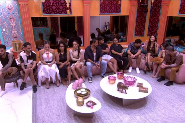 Brothers sentados na sala do BBB 25
