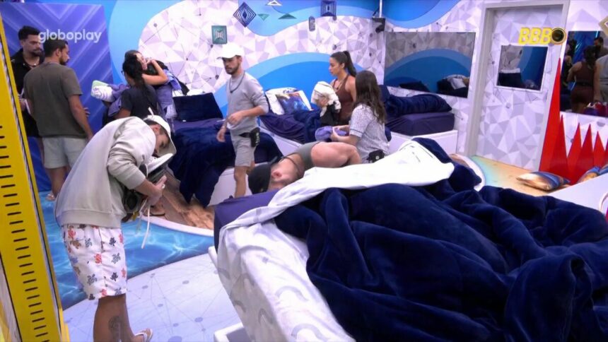 Brothers vasculham roupas e objetos no quarto Fantástico antes de ser fechado no BBB25