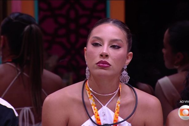 Renata com o colar de líder no pescoço e com olhar sério ao barrar de sua festa Vinicius, no BBB 25