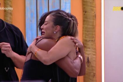 Renata chora abraçada a Aline na porta de entrada do BBB 25