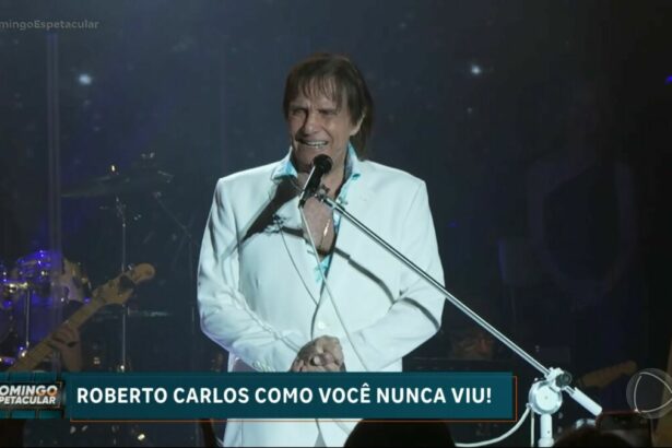 Roberto Carlos cantando em cima do palco em reportagem especial da RECORD