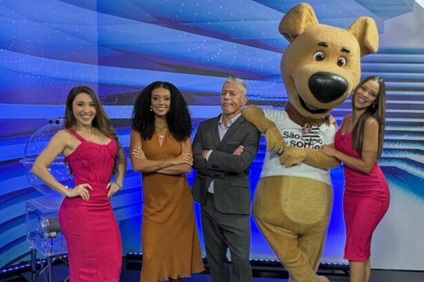 Mascote do São Paulo dá Sorte entre os apresentadores na abertura do sorteio deste domingo, 23/03/2025
