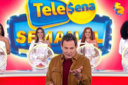 Luis Ricardo no cenário vermelho da Tele Sena Semanal