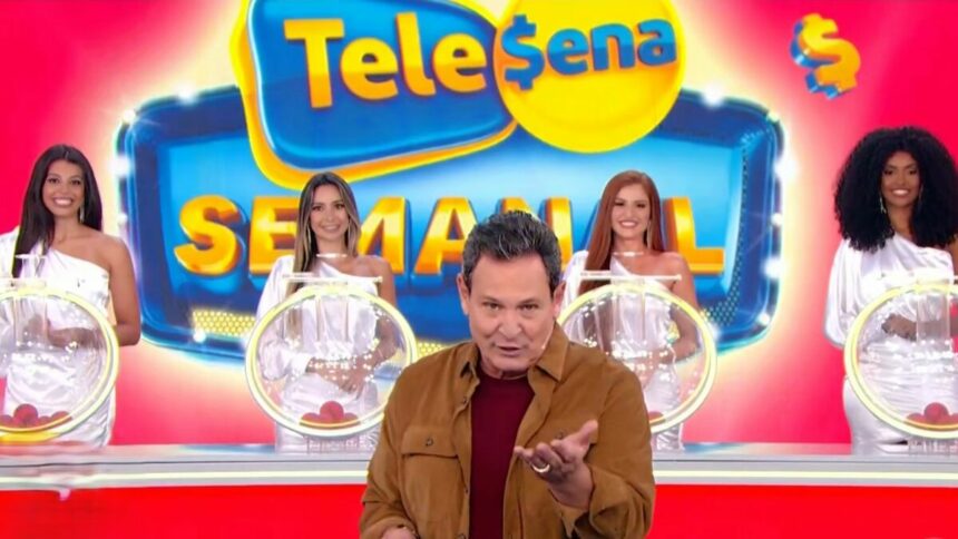 Luis Ricardo no cenário vermelho da Tele Sena Semanal