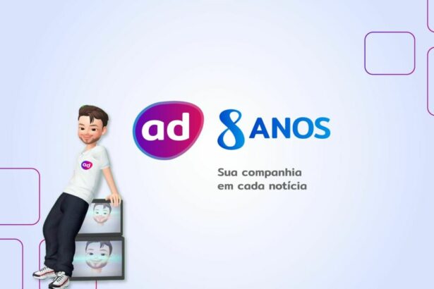 Toninho, sentado em cima de duas televisões, na capa dos 8 anos do Portal Alta Definição
