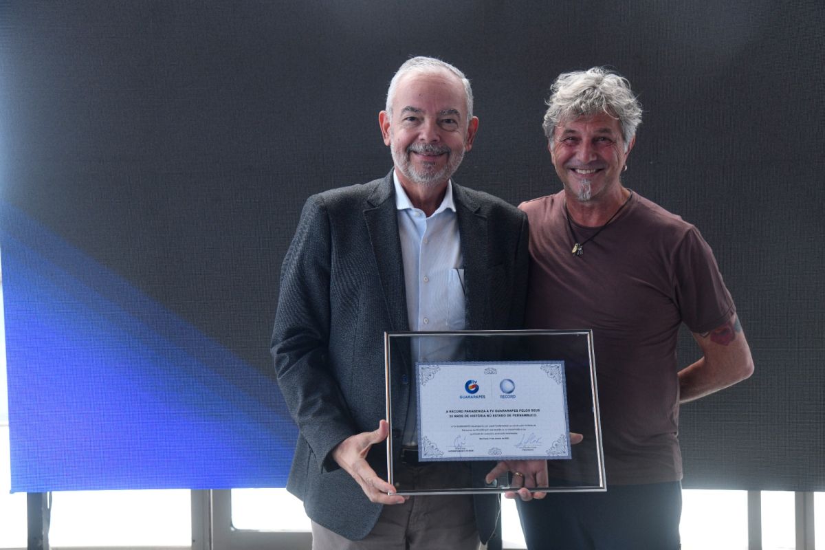 Cacá Marthins e Cláudio Barres seguram placa da RECORD