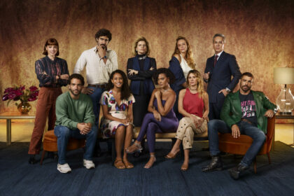 Solange (Alice Wegmann), Afonso Roitman (Humberto Carrão), Ivan (Renato Góes), Raquel (Taís Araujo), Odete Roitman (Débora Bloch), Maria de Fátima (Bella Campos), Heleninha (Paolla Oliveira), Leila (Carolina Dieckmann), Marco Aurélio (Alexandre Nero) e César (Cauã Reymond) em um dos cenários de Vale Tudo