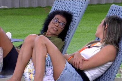 Vilma e Renata conversando sobre Aline no gramado do BBB 25