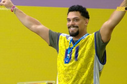 Vinicius levanta os braços e comemora vitória na 7ª Prova do Anjo do BBB 25