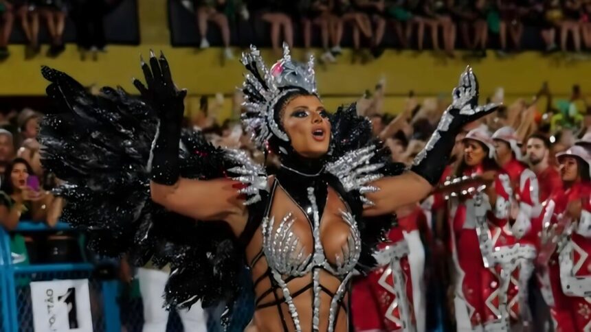 Viviane Araújo como rainha de bateria da Salgueiro de fantasia preto e branco