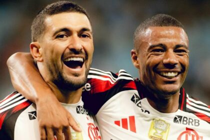 Arrascaeta e De la Cruz sorridentes com a camisa do Flamengo