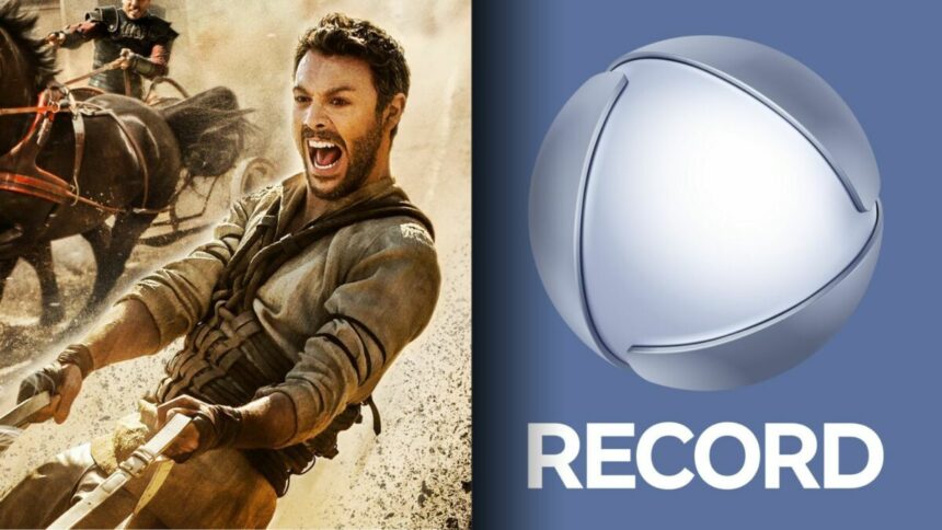 Judah Ben Hur (Jack Huston) em cima de uma biga gritando em cena do filme Ben-Hur 2016. Logo da RECORD em fundo Azul