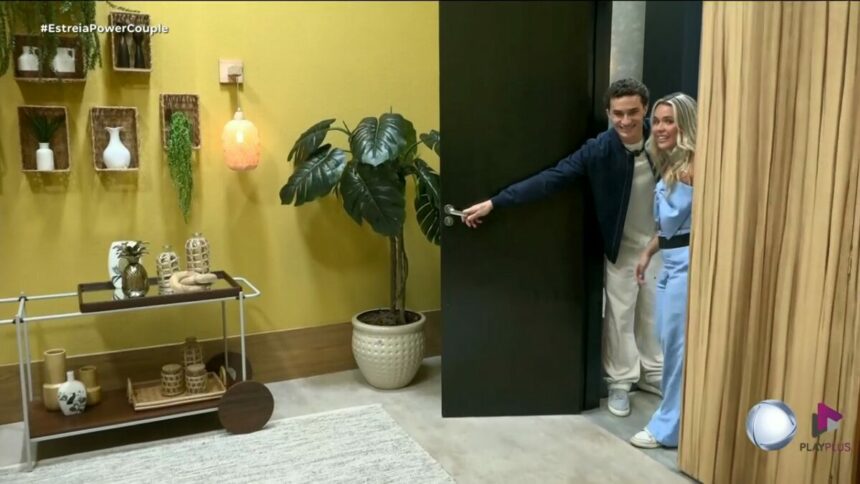Bia e Guilherme Seta entrando no Quarto Abacaxi do Power Couple Brasil 7