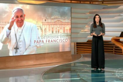 Ana paula araújo, em frente ao telão, na cobertura da morte do papa francisco