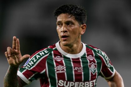 Cano falando o sinal do L com a mão, ao comemorar gol pelo Fluminense