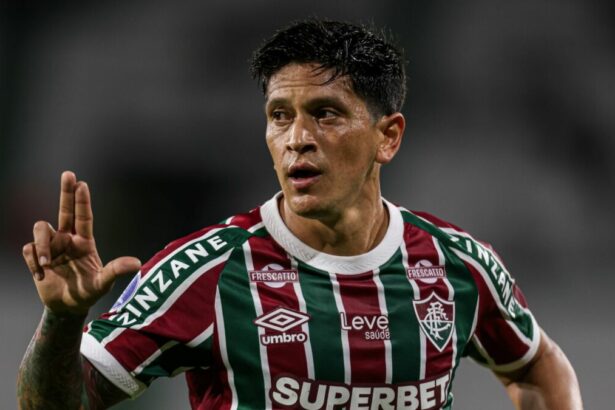 Cano falando o sinal do L com a mão, ao comemorar gol pelo Fluminense