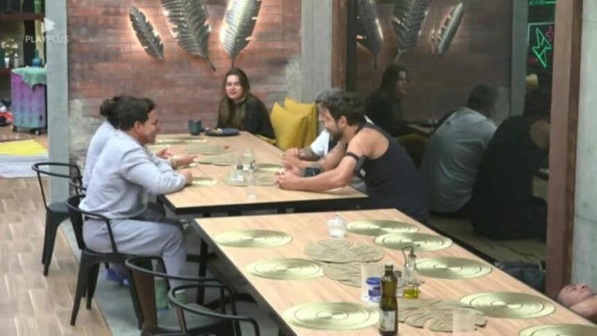 Gretchen e Esdras, Rayanne Morais e Victor Pecoraro em conversa na cozinha do Power Couple