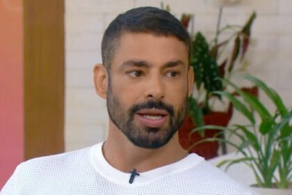 Cauã Reymond de roupa branca, em trecho de entrevista ao Mais Você
