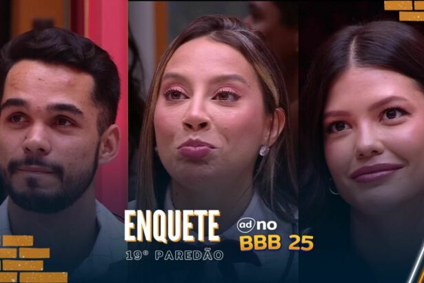 João Pedro, Renata e Vitória Strada sentados no sofá da sala do BBB 25, com semblantes tristes, após caírem no 19 Paredão, o último da temporada