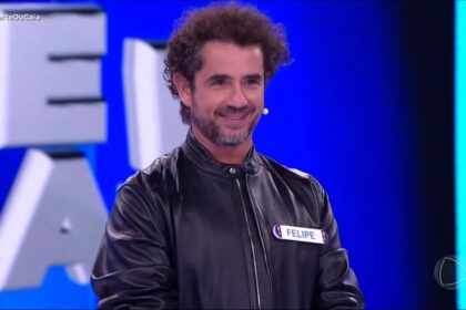 Felipe Andreoli com os olhos cheios de lágrimas, emocionado no Acerte ou Caia