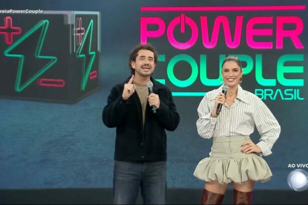 Felipe Andreoli e Rafa Brites no palco da estreia do Power Couple Brasil 7