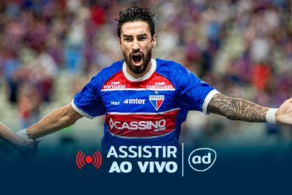 Lucero, com os braços abertos, na arte onde assistir ao jogo Fortaleza x Racing